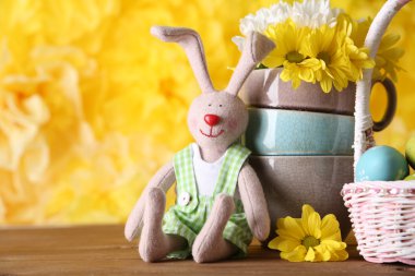 Paskalya tavşanı boyalı Paskalya yumurtaları ile