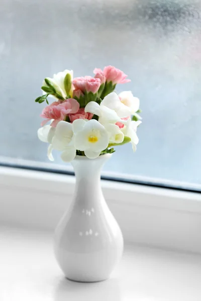 Beautiful spring flowers in vase — Stock Photo, Image