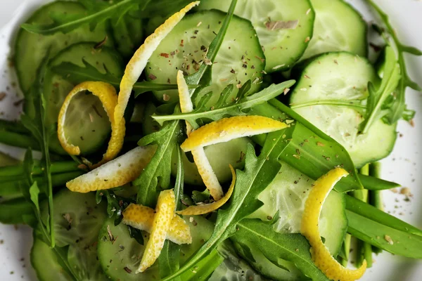 Grüner Salat mit Gurken, Rucola und Zitronenschale, Nahaufnahme — Stockfoto