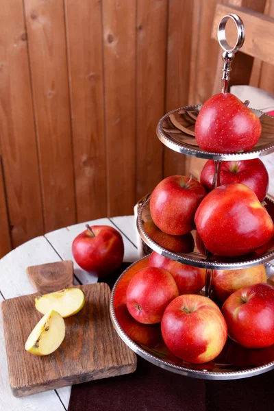 Leckere reife Äpfel auf Serviertablett auf Holzuntergrund — Stockfoto