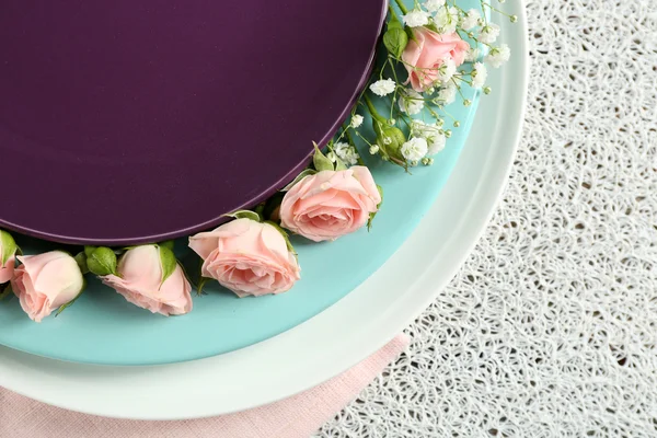 Tableware with flowers on table close up — Stock Photo, Image