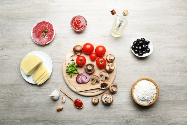 Zutaten zum Kochen von Pizza auf Holztisch, Draufsicht — Stockfoto