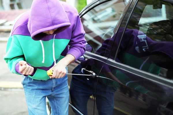 Mężczyzna włamywacz kradzież samochodu — Zdjęcie stockowe