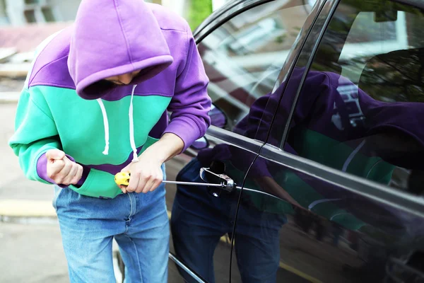 Man inbrottstjuv att stjäla bilen — Stockfoto