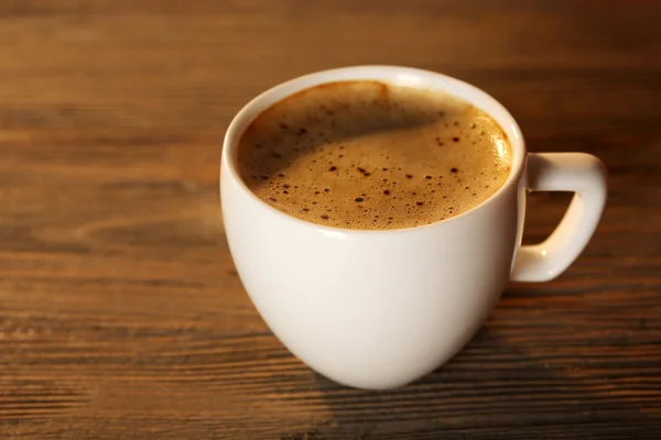 Xícara de café em guardanapo na mesa de perto — Fotografia de Stock