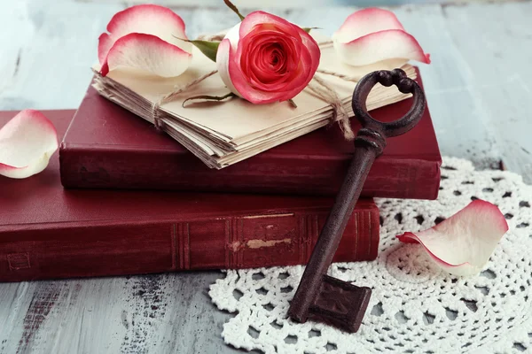Rosas frescas con libro viejo y letras sobre fondo de mesa de madera de color. Concepto Vintage — Foto de Stock
