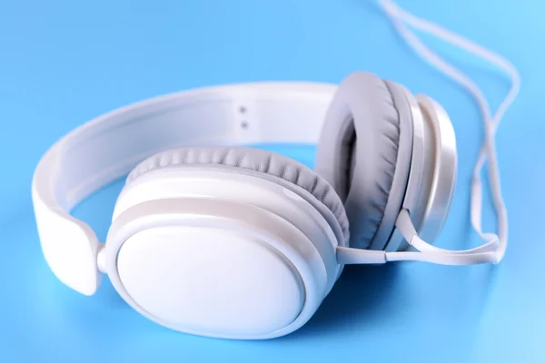 Auriculares sobre fondo azul — Foto de Stock