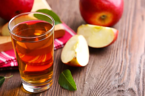 Glas Apfelsaft und Früchte auf dem Tisch aus nächster Nähe — Stockfoto