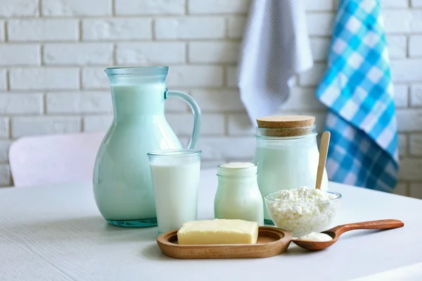 Süt ürünleri ahşap masada. — Stok fotoğraf