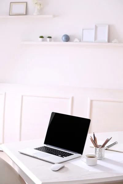 Werkplek met laptop op kamer — Stockfoto