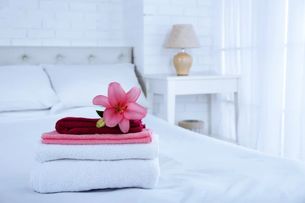 Freshly laundered fluffy towels — Stock Photo, Image