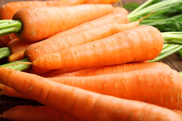 Fresh organic carrots on wooden table, closeup — Stock Photo, Image