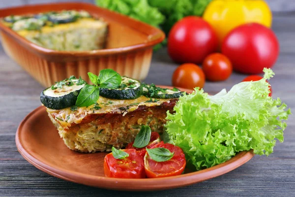 Casserole avec guimauve aux légumes sur table en bois, gros plan — Photo