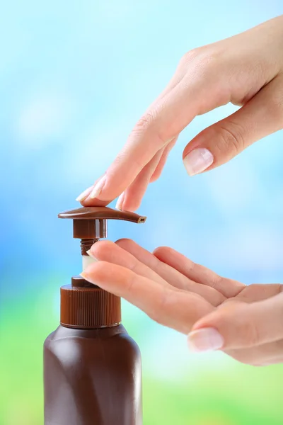 Mani femminili con crema — Foto Stock