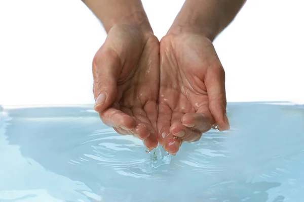 Mains féminines sur l'eau claire — Photo