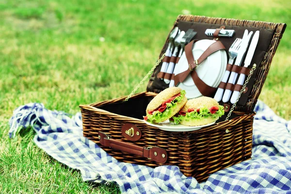 Wicker picnic basket — Stock Photo, Image