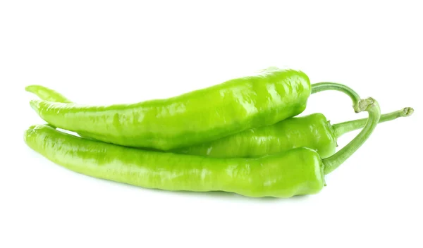 Pimentos verdes frescos isolados a branco — Fotografia de Stock