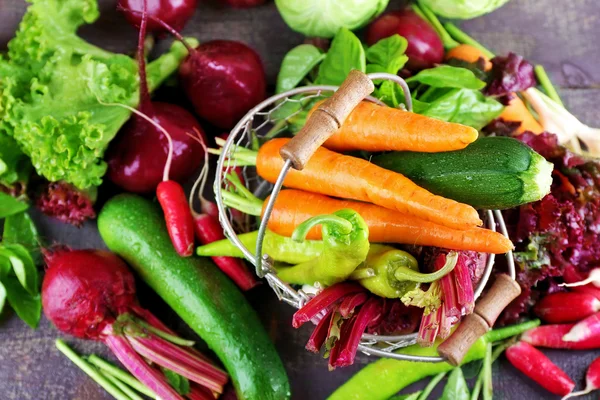 Haufen frisches Gemüse auf dem Tisch — Stockfoto