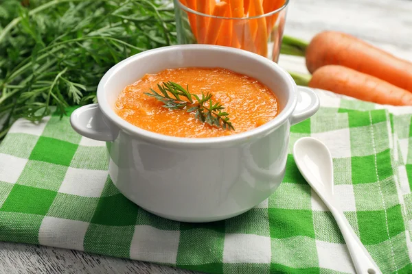 Sopa de crema de zanahoria en la mesa —  Fotos de Stock