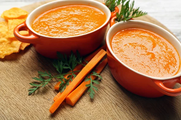 Soupe à la crème de carotte sur la table — Photo