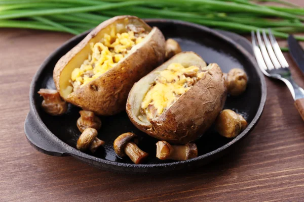 Batatas assadas com queijo — Fotografia de Stock