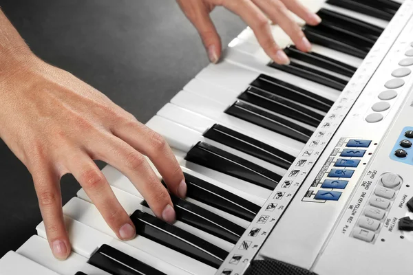 Frau spielt Synthesizer aus nächster Nähe — Stockfoto