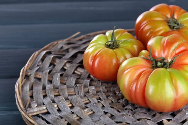 Groene tomaten op tafel close-up — Stockfoto