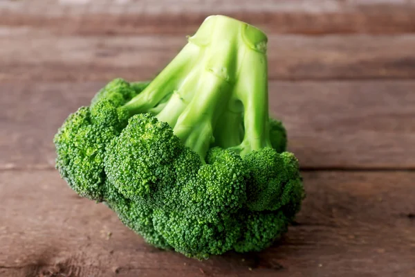 Čerstvá brokolice na dřevěném pozadí — Stock fotografie