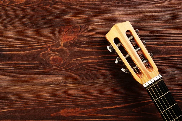 Cou de guitare acoustique sur fond bois — Photo