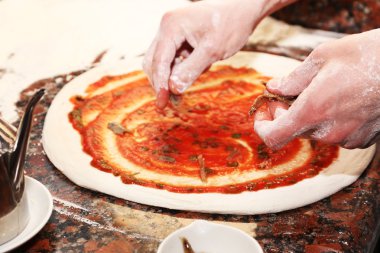 Şef pizza mermer tablo, closeup hazırlanıyor