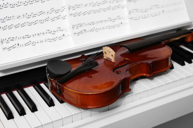 Piyano keman ve müzik notları ile yakın çekim