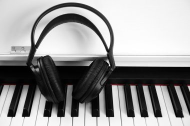 Piyano kulaklık ile yakın çekim