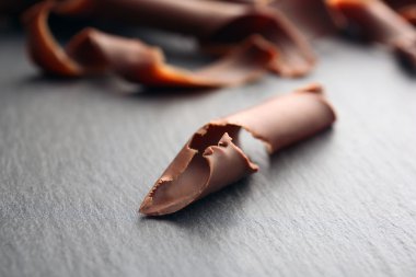 Ahşap masa üzerinde çikolata bukleler yakın çekim