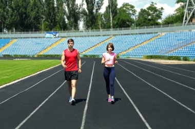 Gençler stadyum üzerinde koşu