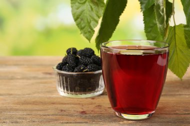 Dut suyu parlak zemin üzerine çilek ile serinletici cam