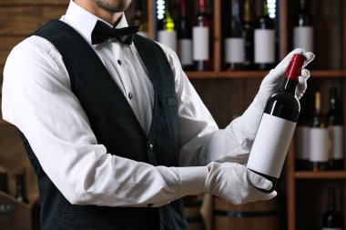 Barmen çalışma üzerinde bar