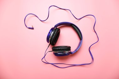 pembe bir arka plan üzerinde kulaklık