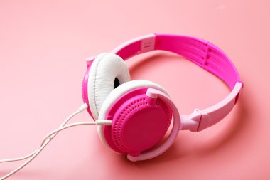 pembe bir arka plan üzerinde kulaklık