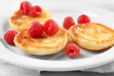 Süzme peynir ile Ahududu börek