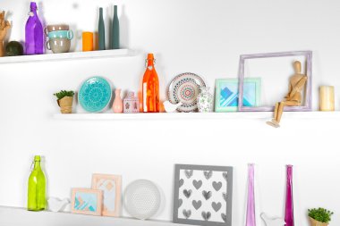 Dekoratif şeyler ile ahşap raflar