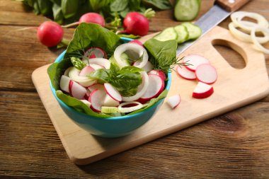 Taze sebze salatası, masaya yakın.