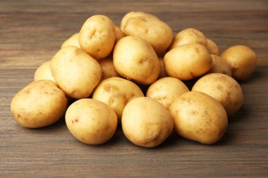 Ahşap arka plan üzerinde yeni patates