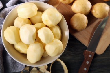 Kabın içinde yeni soyulmuş patates
