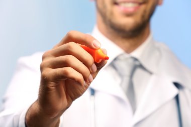 Doktor holding marker