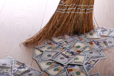 Dolar ve ahşap zemin, closeup üzerinde süpürge