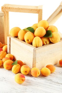 Ahşap masa, closeup sandık içinde olgun kayısı