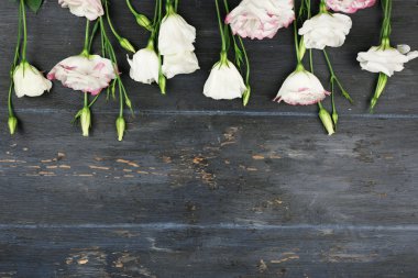 Ahşap arka plan ışık eustoma çiçekler