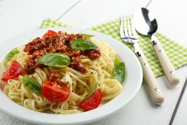 Spagetti Bolognese renk ahşap arka plan üzerinde beyaz plaka üzerinde