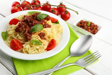 Spagetti Bolognese renk ahşap arka plan üzerinde beyaz plaka üzerinde
