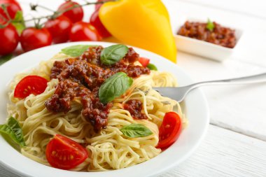 Spagetti Bolognese renk ahşap arka plan üzerinde beyaz plaka üzerinde